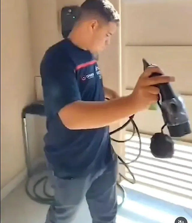 Técnico instalando carregador para carro elétrico