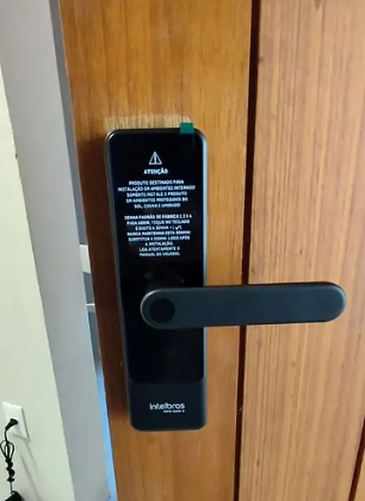 Fechadura digital Intelbras instalada em porta de madeira