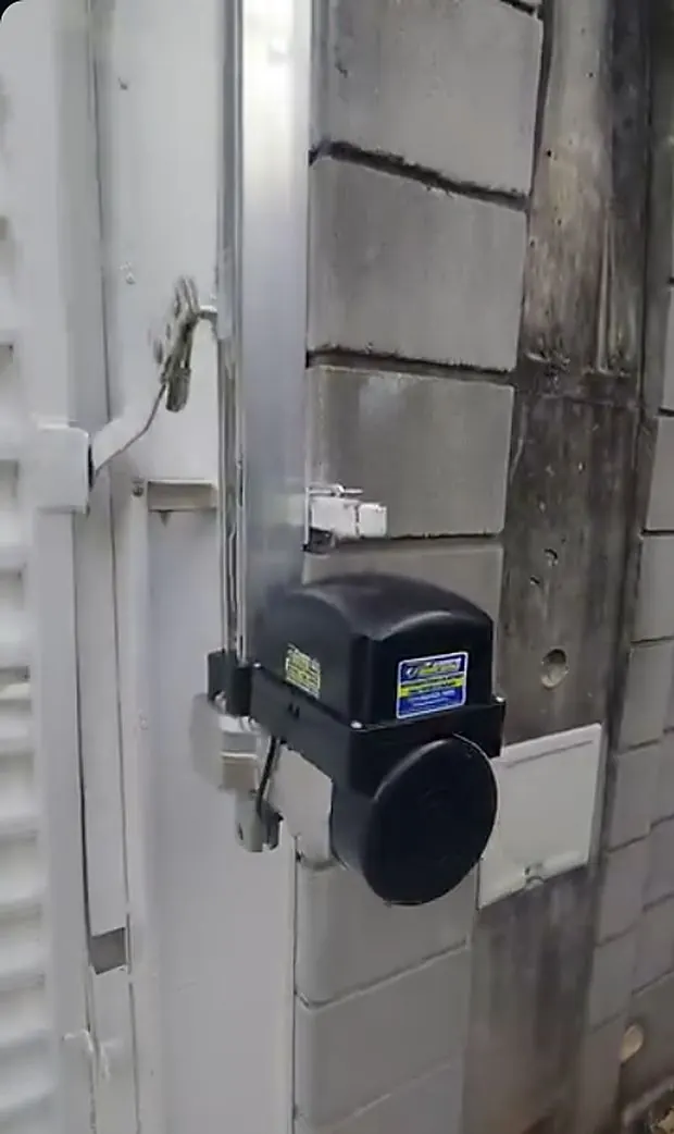 Motor para portão instalado
