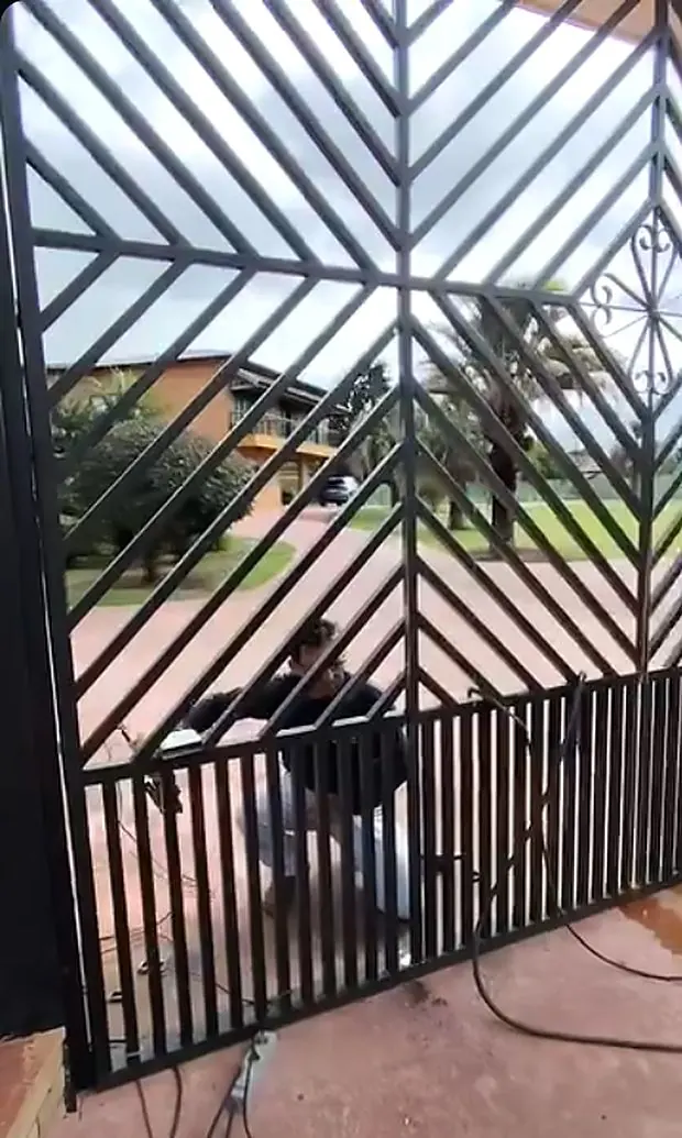 Portão social em ferro com desenho geométrico