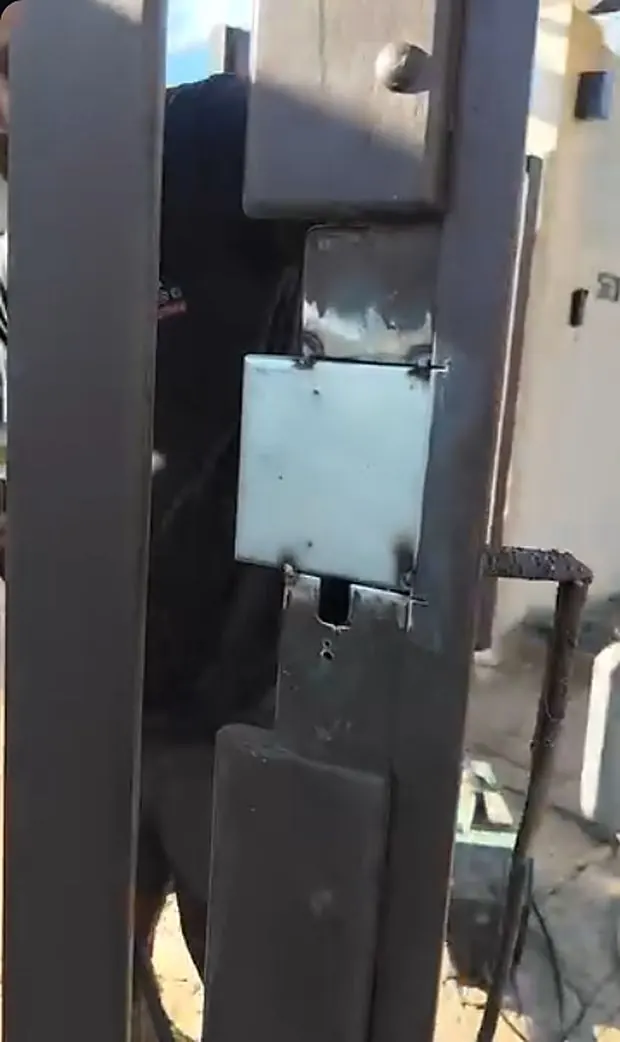 Instalação de fechadura em portão